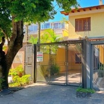 Casa à venda com 195m², 3 quartos, 1 suíte, 2 vagas no bairro Ipanema em Porto Alegre