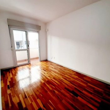 Apartamento JK à venda com 34m², 1 vaga no bairro Passo d'Areia em Porto Alegre