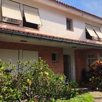 Casa à venda com 257m², 4 quartos, 1 suíte, 2 vagas no bairro Menino Deus em Porto Alegre