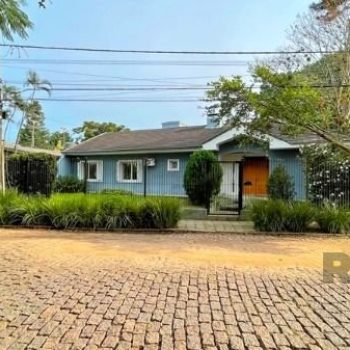 Casa à venda com 350m², 3 suítes, 4 vagas no bairro Ipanema em Porto Alegre