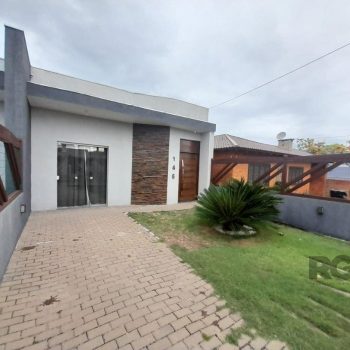 Casa à venda com 75m², 2 quartos, 1 suíte, 4 vagas no bairro Zona Norte em Capão da Canoa