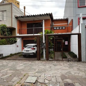 Casa à venda com 267m², 5 quartos, 2 suítes, 4 vagas no bairro Santana em Porto Alegre