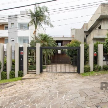 Casa à venda com 360m², 4 quartos, 4 suítes, 4 vagas no bairro Cristal em Porto Alegre