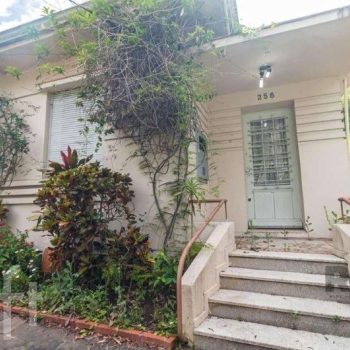 Casa à venda com 141m², 3 quartos, 2 vagas no bairro Rio Branco em Porto Alegre