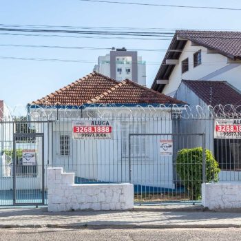 Casa à venda com 180m², 3 quartos, 3 vagas no bairro Medianeira em Porto Alegre