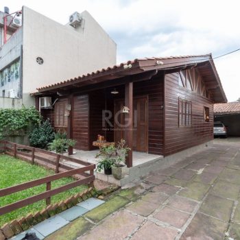 Casa à venda com 54m², 2 quartos, 4 vagas no bairro Cristal em Porto Alegre