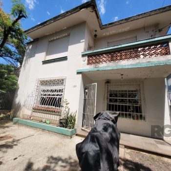 Casa à venda com 246m², 8 quartos, 1 suíte, 3 vagas no bairro Menino Deus em Porto Alegre