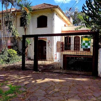 Casa à venda com 400m², 5 quartos, 1 suíte, 3 vagas no bairro Petrópolis em Porto Alegre