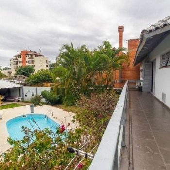 Casa à venda com 270m², 4 quartos, 1 suíte, 5 vagas no bairro Ipanema em Porto Alegre