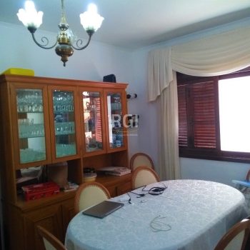 Casa à venda com 175m², 4 quartos, 2 suítes, 2 vagas no bairro Santa Cecília em Porto Alegre