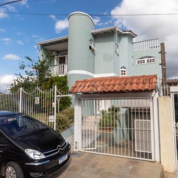 Casa à venda com 250m², 3 quartos, 2 suítes no bairro Partenon em Porto Alegre