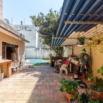 Casa à venda com 262m², 3 quartos, 1 suíte, 4 vagas no bairro Santa Cecília em Porto Alegre