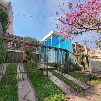 Casa à venda com 255m², 3 quartos, 1 suíte, 4 vagas no bairro Chácara das Pedras em Porto Alegre