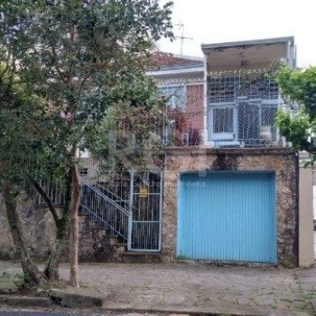 Casa à venda com 220m², 3 quartos, 2 vagas no bairro Petrópolis em Porto Alegre