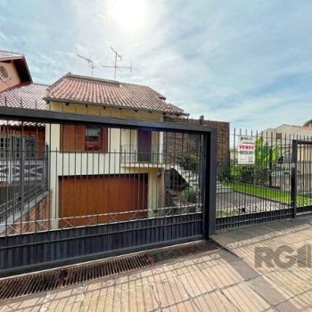 Casa à venda com 310m², 3 quartos, 1 suíte, 2 vagas no bairro Santo Antônio em Porto Alegre