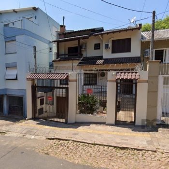 Casa à venda com 264m², 4 quartos, 1 suíte, 3 vagas no bairro Santo Antônio em Porto Alegre