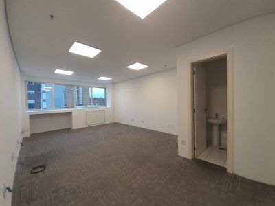 Sala para alugar com 34m², 1 vaga no bairro Jardim Botânico em Porto Alegre - Foto 2