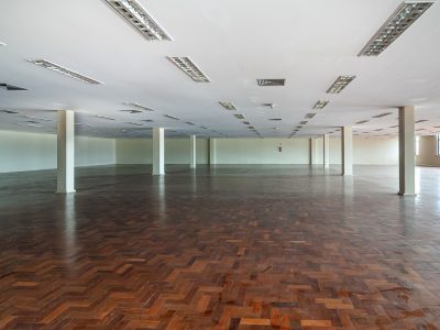 Sala para alugar com 958m² no bairro Navegantes em Porto Alegre - Foto 2