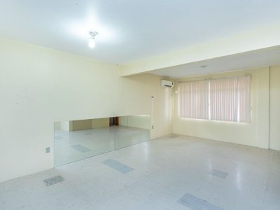 Casa Comercial para alugar com 695m², 1 quarto no bairro Passo d'Areia em Porto Alegre - Foto 36