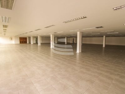 Sala para alugar com 900m² no bairro Navegantes em Porto Alegre - Foto 4