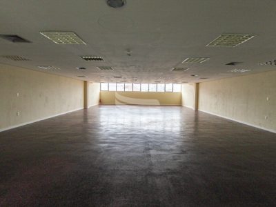 Sala para alugar com 210m² no bairro Navegantes em Porto Alegre - Foto 4