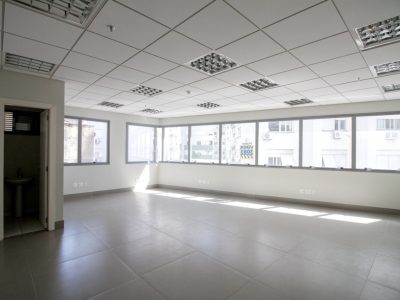 Sala para alugar com 51m² no bairro Floresta em Porto Alegre - Foto 2