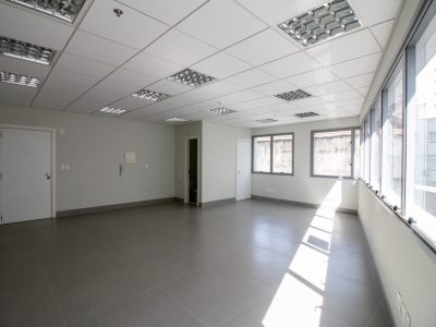 Sala para alugar com 51m² no bairro Floresta em Porto Alegre - Foto 3