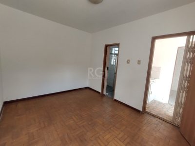 Casa à venda com 135m², 3 quartos, 1 vaga no bairro Medianeira em Porto Alegre - Foto 11