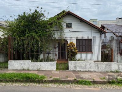 Casa à venda com 186m², 4 quartos, 4 vagas no bairro Medianeira em Porto Alegre - Foto 2