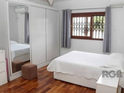 Casa à venda com 287m², 3 quartos, 1 suíte, 4 vagas no bairro Partenon em Porto Alegre - Foto 20