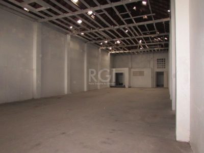 Depósito/Pavilhão à venda com 330m², 2 vagas no bairro Floresta em Porto Alegre - Foto 3