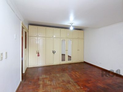 Casa à venda com 360m², 3 quartos, 3 suítes, 4 vagas no bairro Glória em Porto Alegre - Foto 9