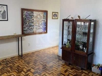 Casa à venda com 235m², 3 quartos, 1 suíte, 3 vagas no bairro Medianeira em Porto Alegre - Foto 3