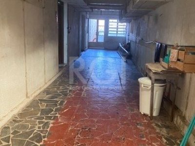 Casa à venda com 235m², 3 quartos, 1 suíte, 3 vagas no bairro Medianeira em Porto Alegre - Foto 16