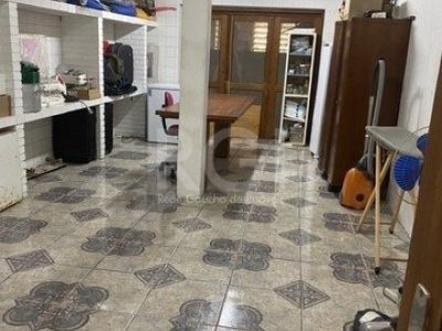 Casa à venda com 235m², 3 quartos, 1 suíte, 3 vagas no bairro Medianeira em Porto Alegre - Foto 17