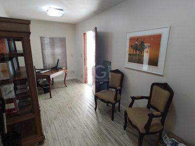 Casa à venda com 240m², 3 quartos, 1 suíte, 1 vaga no bairro Independência em Porto Alegre - Foto 4