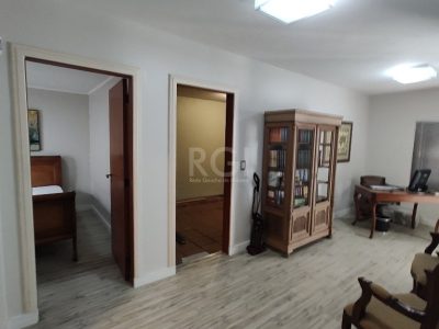 Casa à venda com 240m², 3 quartos, 1 suíte, 1 vaga no bairro Independência em Porto Alegre - Foto 2