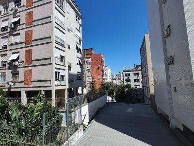 Casa à venda com 240m², 3 quartos, 1 suíte, 1 vaga no bairro Independência em Porto Alegre - Foto 17