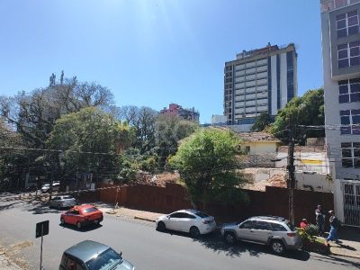 Casa à venda com 240m², 3 quartos, 1 suíte, 1 vaga no bairro Independência em Porto Alegre - Foto 23