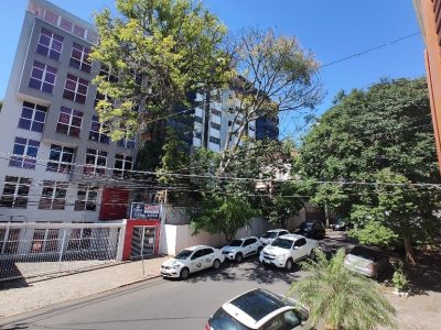 Casa à venda com 240m², 3 quartos, 1 suíte, 1 vaga no bairro Independência em Porto Alegre - Foto 24