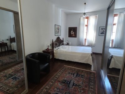 Casa à venda com 240m², 3 quartos, 1 suíte, 1 vaga no bairro Independência em Porto Alegre - Foto 26