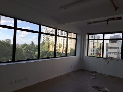 Conjunto/Sala à venda com 32m² no bairro Auxiliadora em Porto Alegre - Foto 2