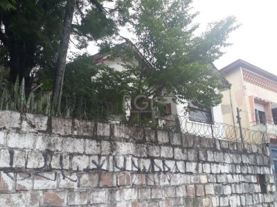 Casa à venda com 140m², 3 quartos, 2 vagas no bairro Medianeira em Porto Alegre - Foto 2