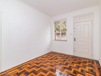 Apartamento à venda com 60m², 3 quartos, 1 vaga no bairro Passo d'Areia em Porto Alegre - Foto 2