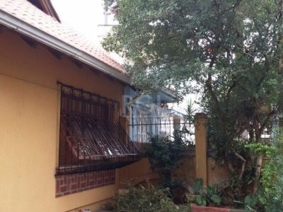 Casa à venda com 250m², 3 quartos, 1 suíte, 2 vagas no bairro Jardim Botânico em Porto Alegre - Foto 2