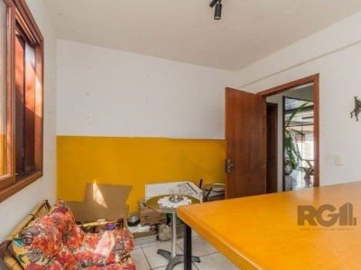 Casa à venda com 216m², 3 quartos, 2 suítes no bairro Partenon em Porto Alegre - Foto 8