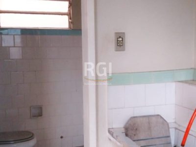 Casa à venda com 140m², 3 quartos, 3 vagas no bairro Santo Antônio em Porto Alegre - Foto 13