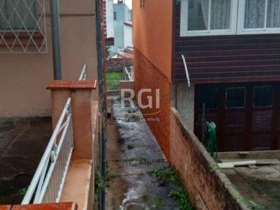 Casa à venda com 140m², 3 quartos, 3 vagas no bairro Santo Antônio em Porto Alegre - Foto 2