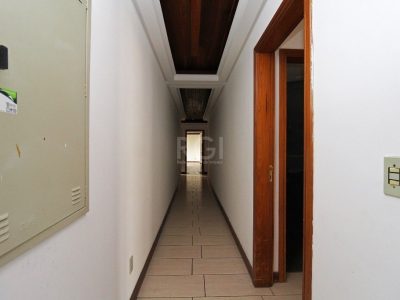 Casa à venda com 840m², 7 quartos, 3 suítes, 8 vagas no bairro Medianeira em Porto Alegre - Foto 31