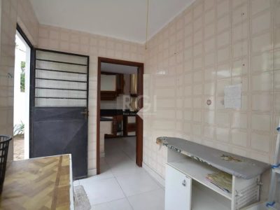 Casa à venda com 267m², 4 quartos, 1 suíte, 2 vagas no bairro Tristeza em Porto Alegre - Foto 32